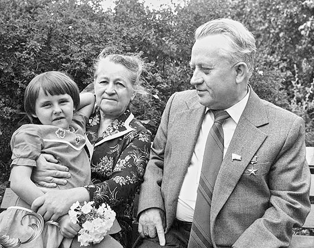 Иван Шамякин с женой и внучкой