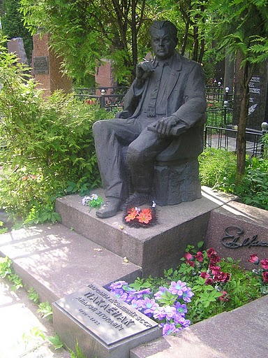 Памятник А.Макаенку на его могиле