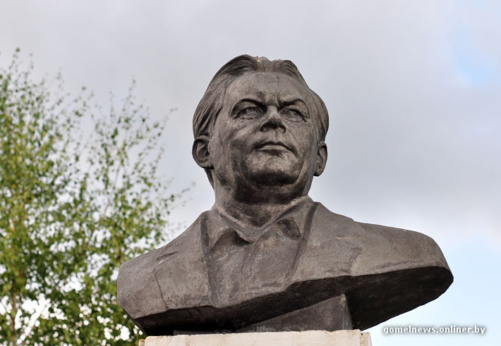Памятник А.Макаенку в Журавичах