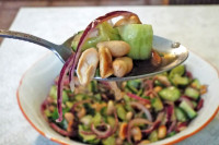 Тайский салат из огурцов с арахисом