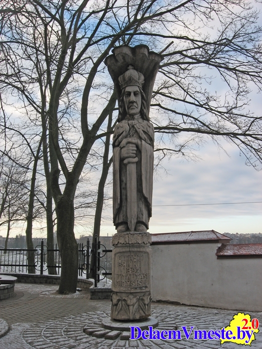 Памятник Витовту около въездного моста в Старый замок