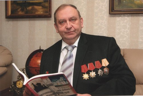Полный кавалер Ордена Отечества - Леонид Моисеев с наградами