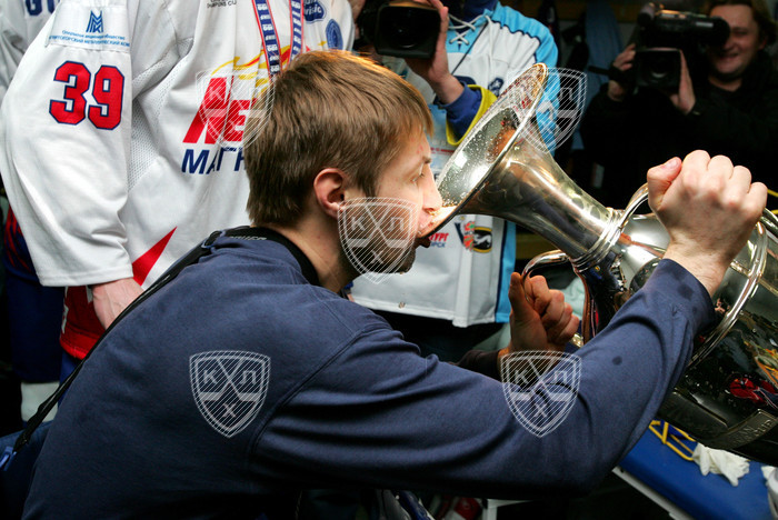 Андрей Мезин пьёт из Кубка Европейских чемпионов