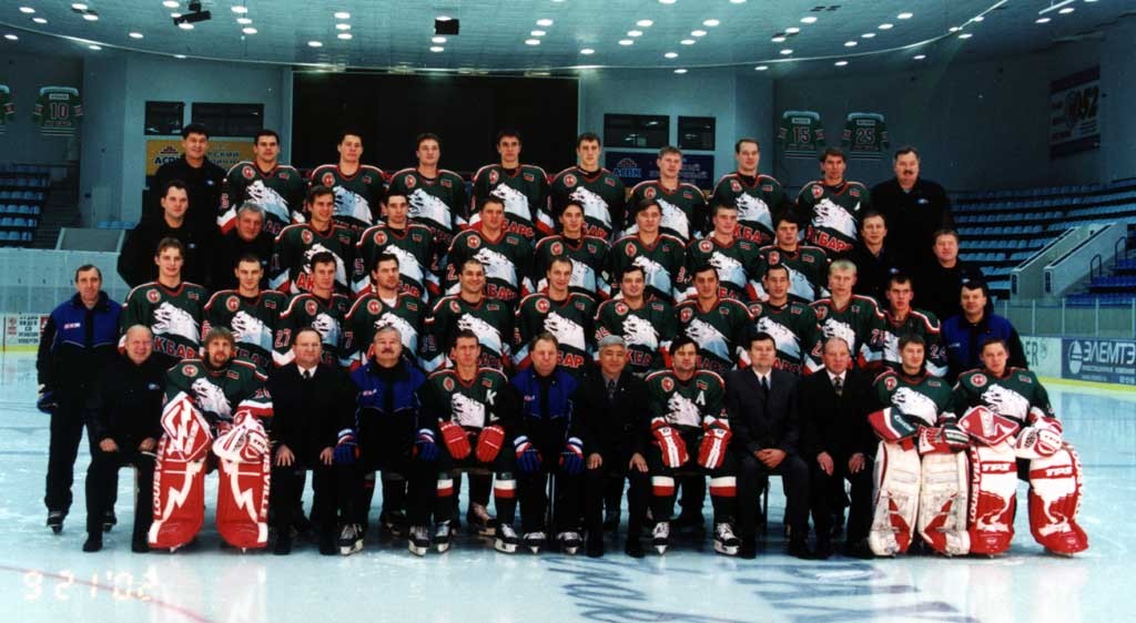 Ак Барс в сезоне 2002/2003. Мезин - сидит второй справа