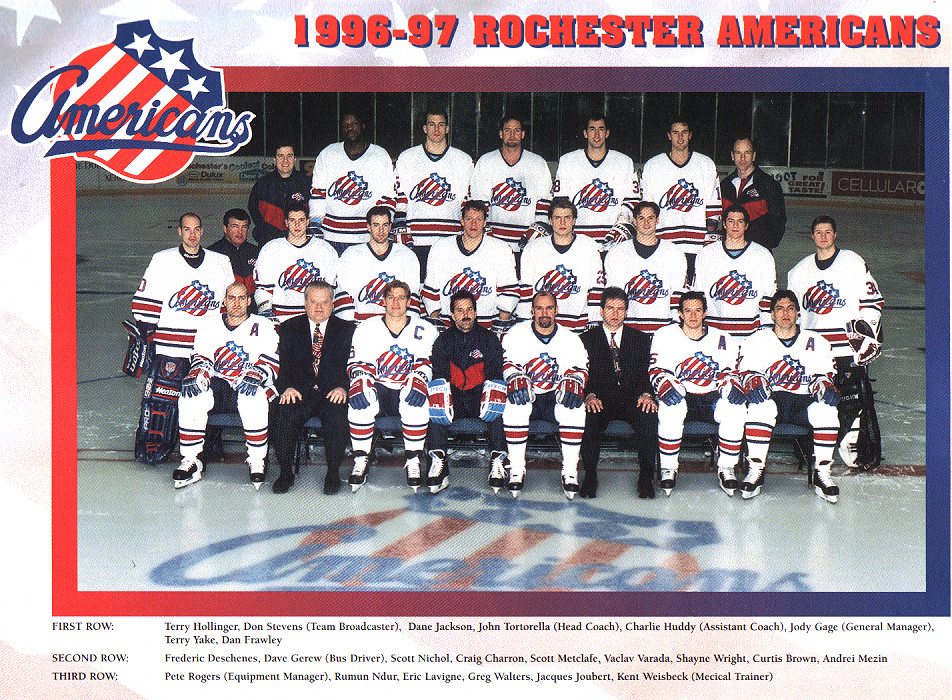 Клуб "Рочестер Американс" из АХЛ в сезоне 1996/1997. Андрей Мезин - стоит крайний справа во втором ряду