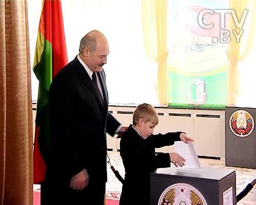 2010 год - Александр Лукашенко голосует вместе с сыном Колей