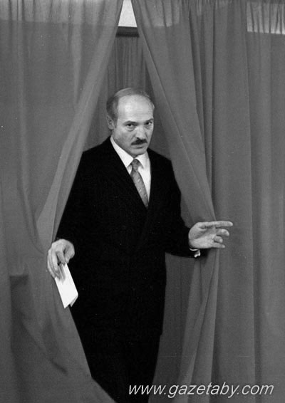 А.Лукашенко голосует - 2001 год