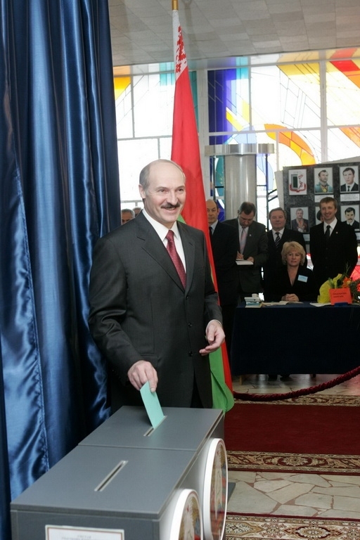 Александр Лукашенко голосует в 2006 году