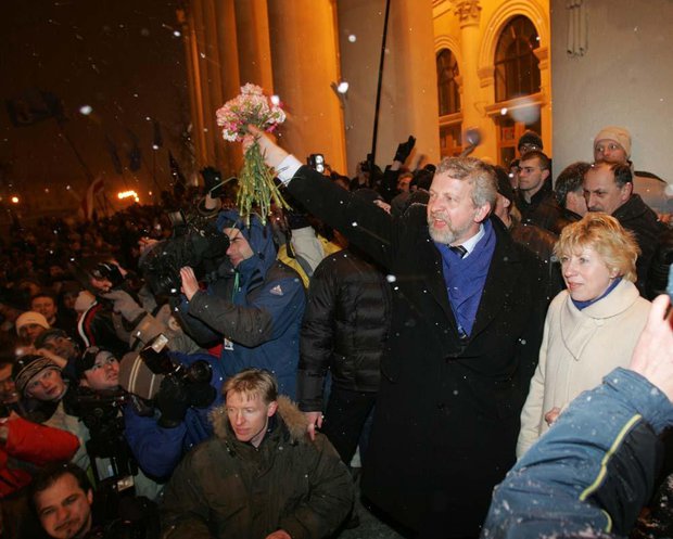 Александр Милинкевич на Октябрьской площади в 2006 году
