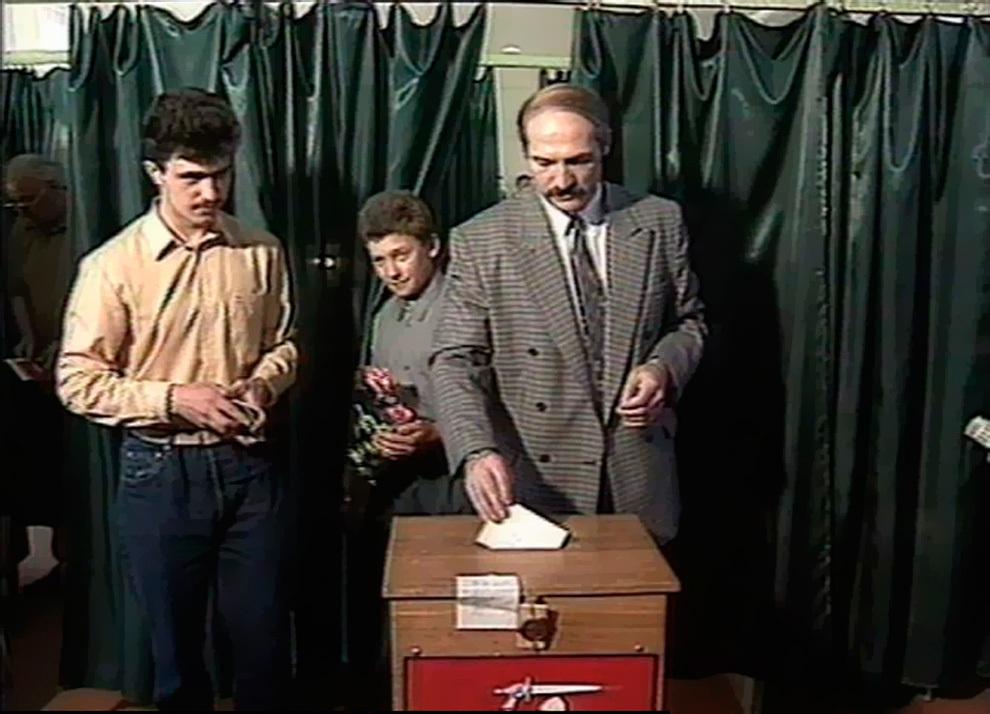 Лукашенко голосует с сыновьями в 1994 году