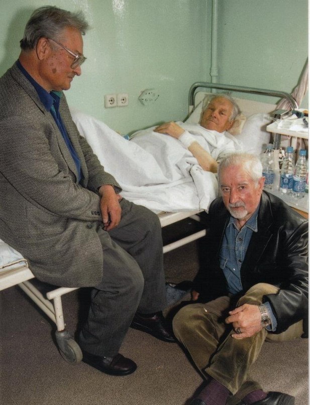Василь Быков на больничной койке вместе с друзьями Рыгором Бородулиным и Геннадием Буравкиным - 2003 год