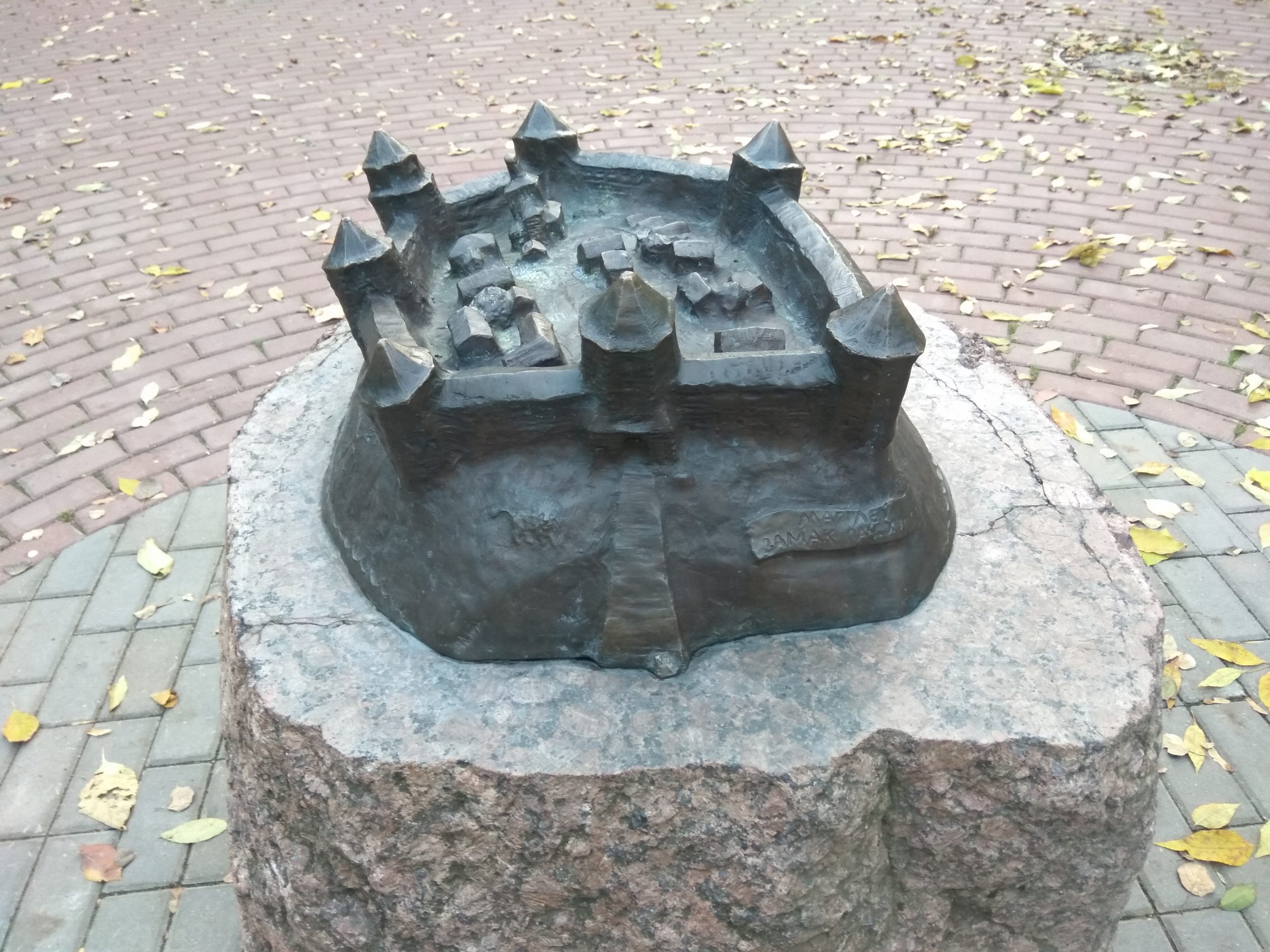 Памятник Могилевскому замку в парке Горького в городе Могилев